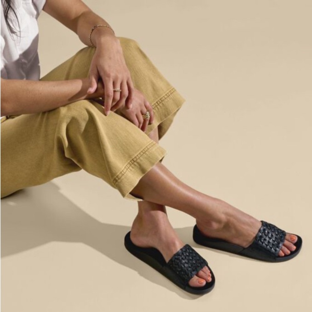 Olukai Women's Kamola slides. Size 7